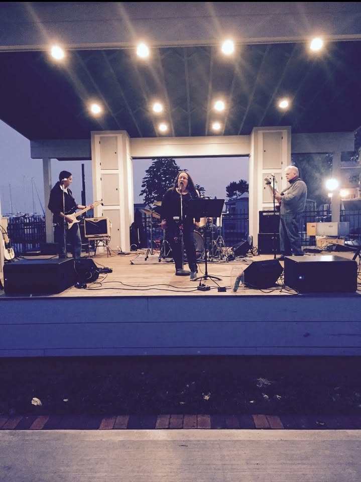 Blues Family Robinson at Green Town on the Rocks
