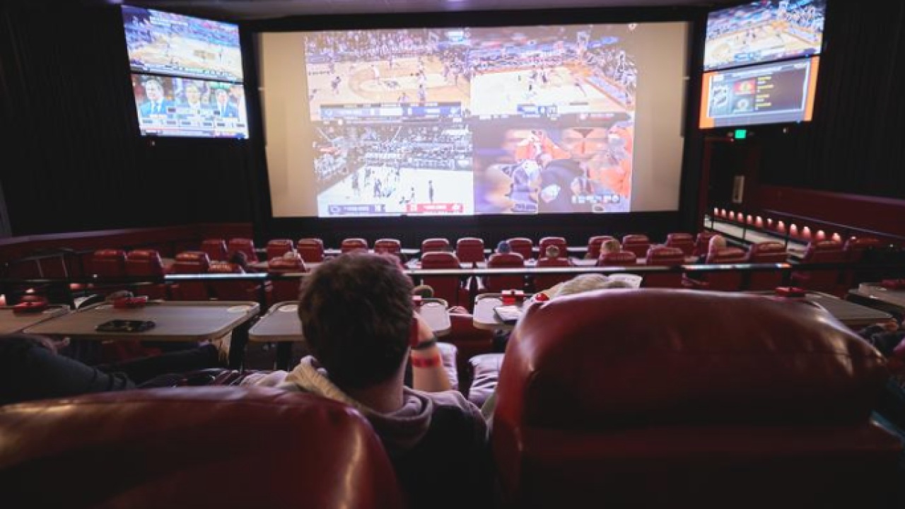 Meet Former Bears Star: Dennis McKinnon and Watch the Bears Play the Eagles at Marcus Theaters in Gurnee Mills