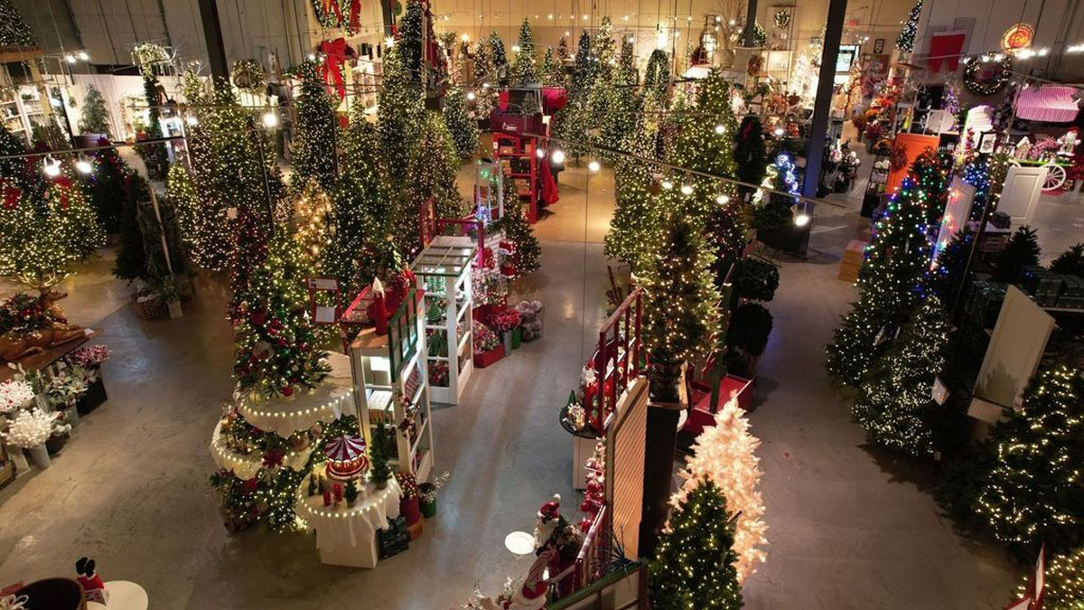 WGN Radio LIVE with Dean Richards at Treetime Christmas Creations